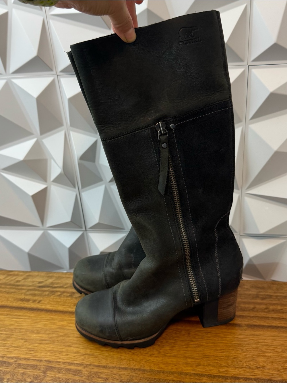 Sorel Women’s Black Leather Mid-Calf Zip Boots Size 7